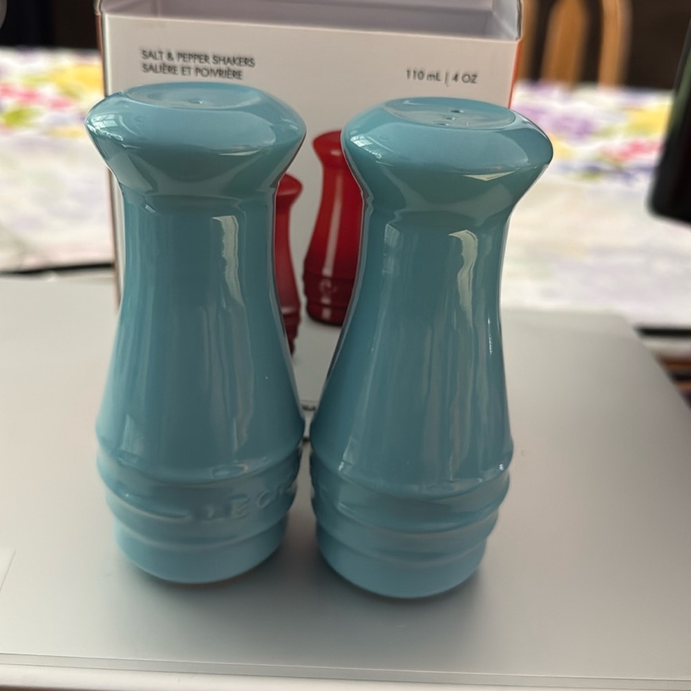 Le Creuset Salt & Pepper Shakers Ombré Teal Turquoise Set NWT